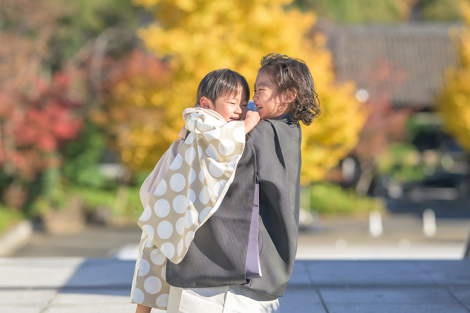 神社での七五三撮影。岡山市、倉敷市、総社市、瀬戸内市、玉野市は無料で出張撮影します。ご兄弟合わせての撮影も可能です。