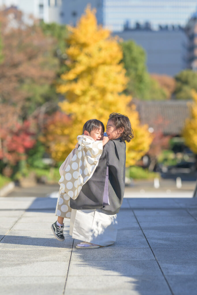 神社での七五三撮影。岡山市、倉敷市、総社市、瀬戸内市、玉野市は無料で出張撮影します。ご兄弟合わせての撮影も可能です。